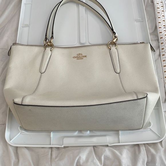 Coach off-white shoulder handbag with gold accents - Picture 1 of 6
